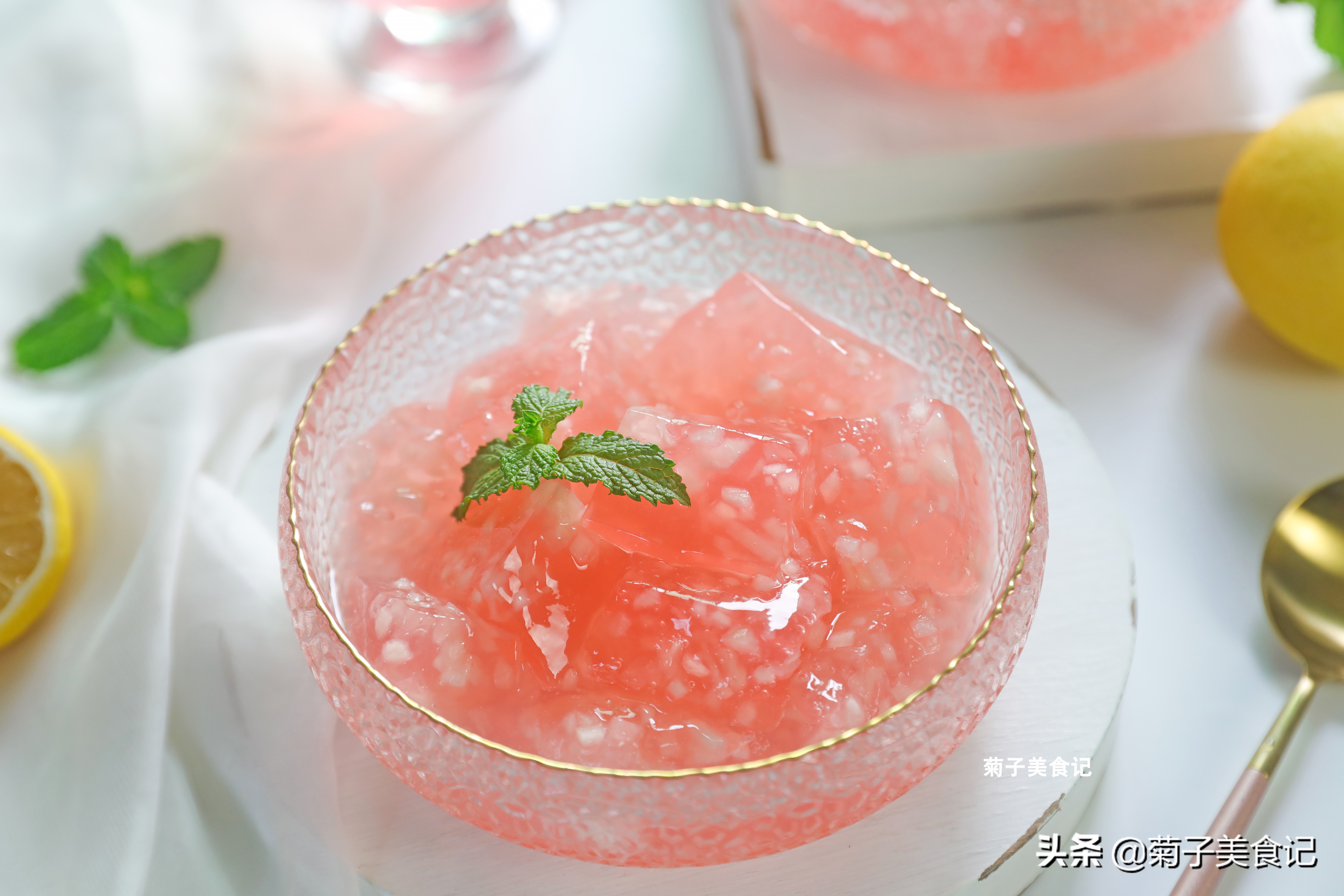 准备食材调料:水蜜桃 3个 / 冰粉粉 40克 / 白糖 45克第一步:水蜜桃