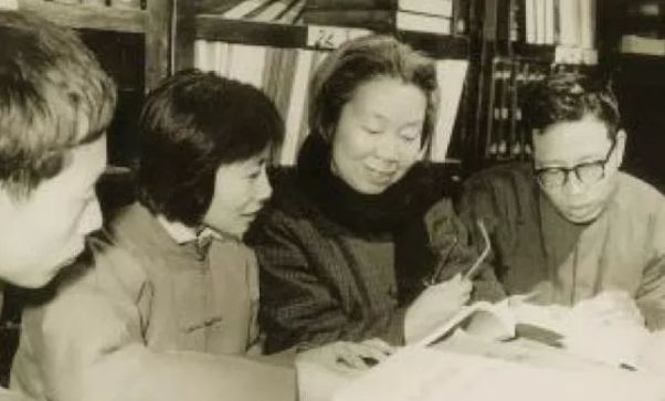 她是中国的哈佛大学校长，被誉为中国“半导体之母”