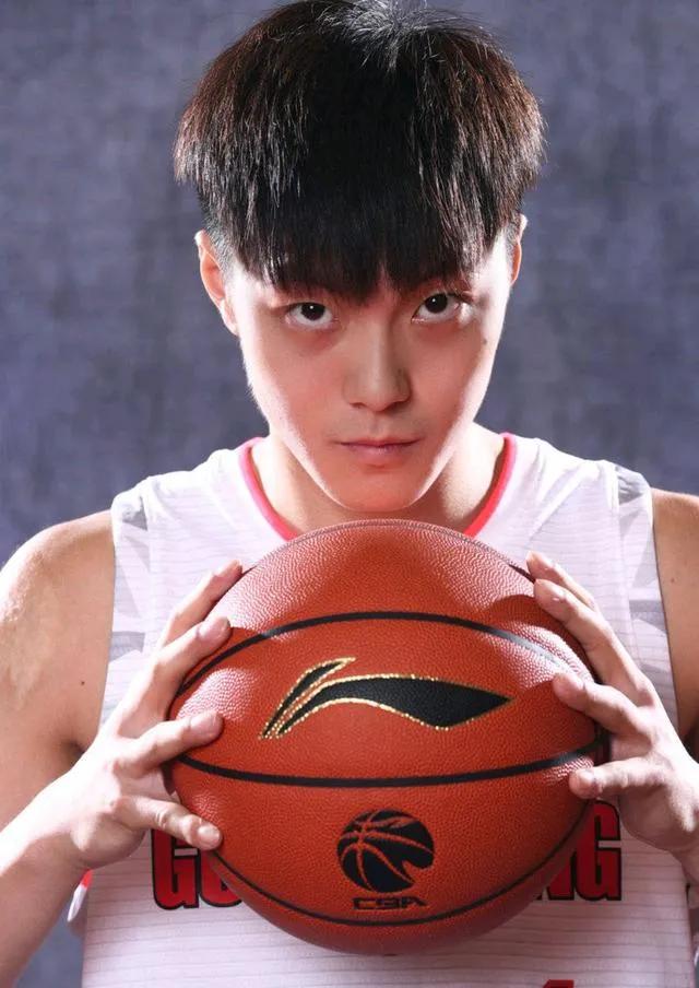 cba胡明轩哪个学校(cba球星之阳光少年胡明轩——跨越大半个中国的