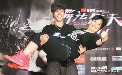 武汉高三体育生扛妈妈特训引争议，罗志祥当众狂吻妈妈是前车之鉴