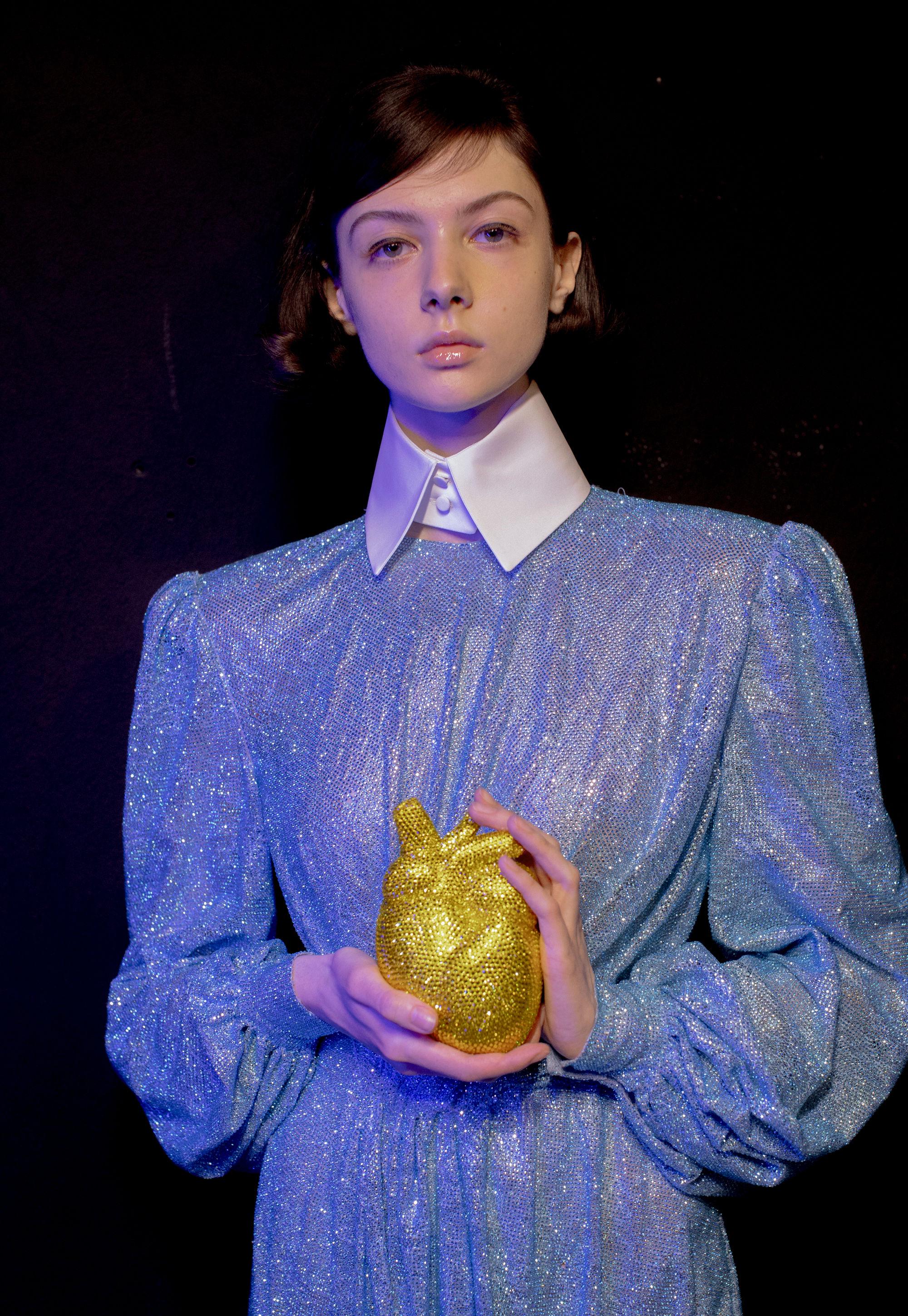 街头篮球红钻在哪里（LV联名NBA推出“天价篮球”！每个售价1.2万，网友称拍一下都心疼）