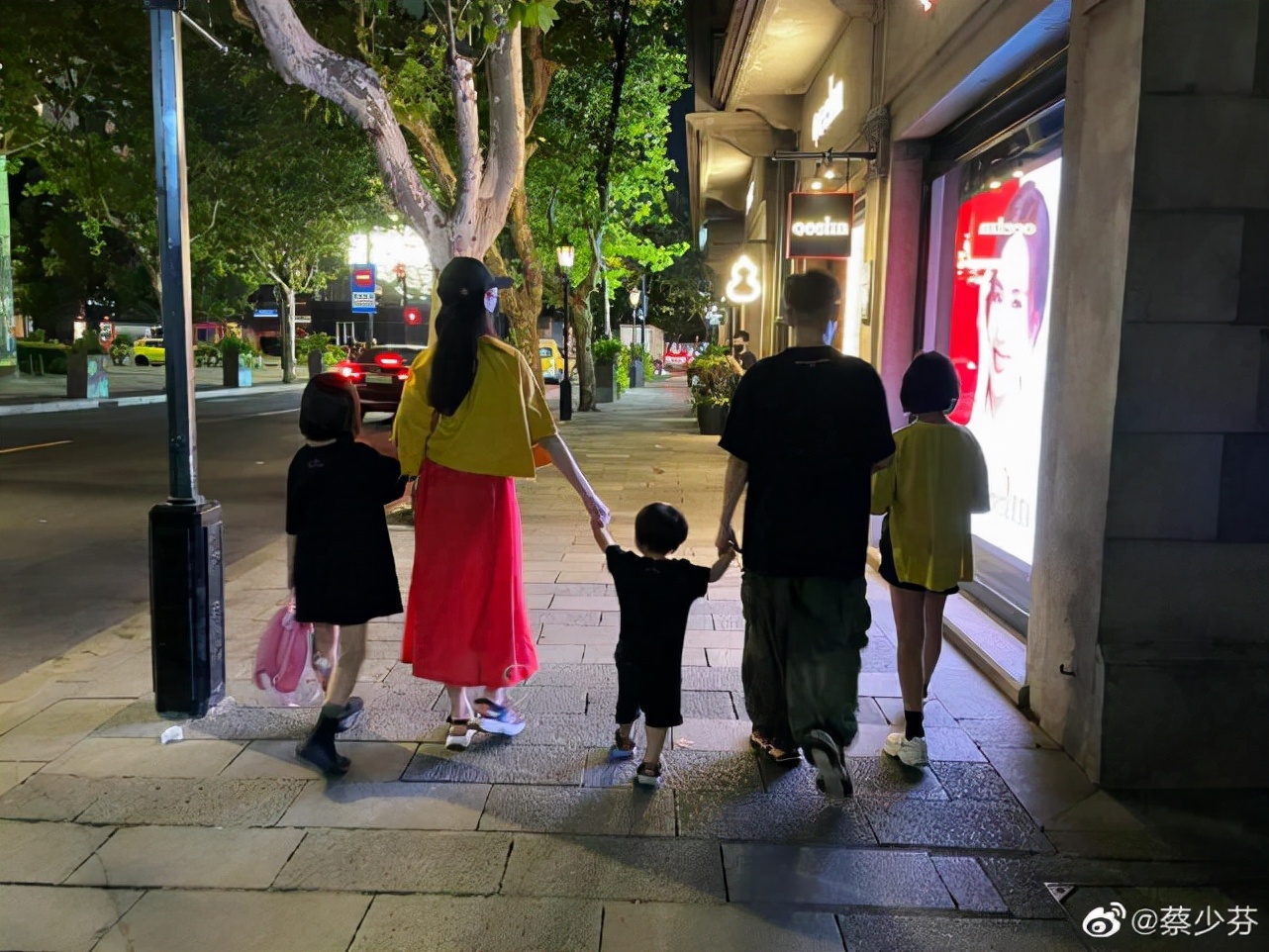 张晋夫妇现身机场，蔡少芬手受伤坚持给粉丝签名，还自侃手丑好逗