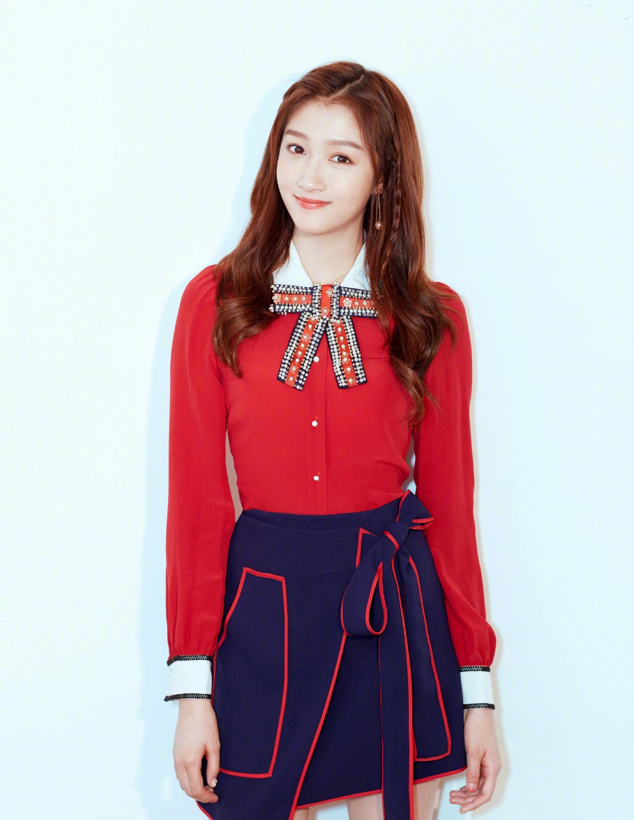 你们喜欢关晓彤的穿搭造型吗?欢迎留言哟!