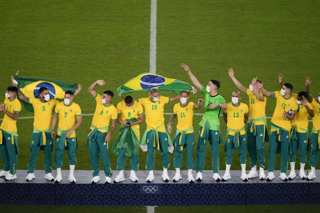 巴西足球队训练服(不穿赞助商领奖服领奖，巴西男足还有理了？)