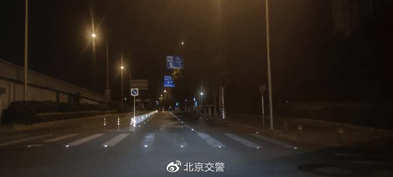 反光道钉 闪烁间辨析车道线 指引方向 为市民明示行车路