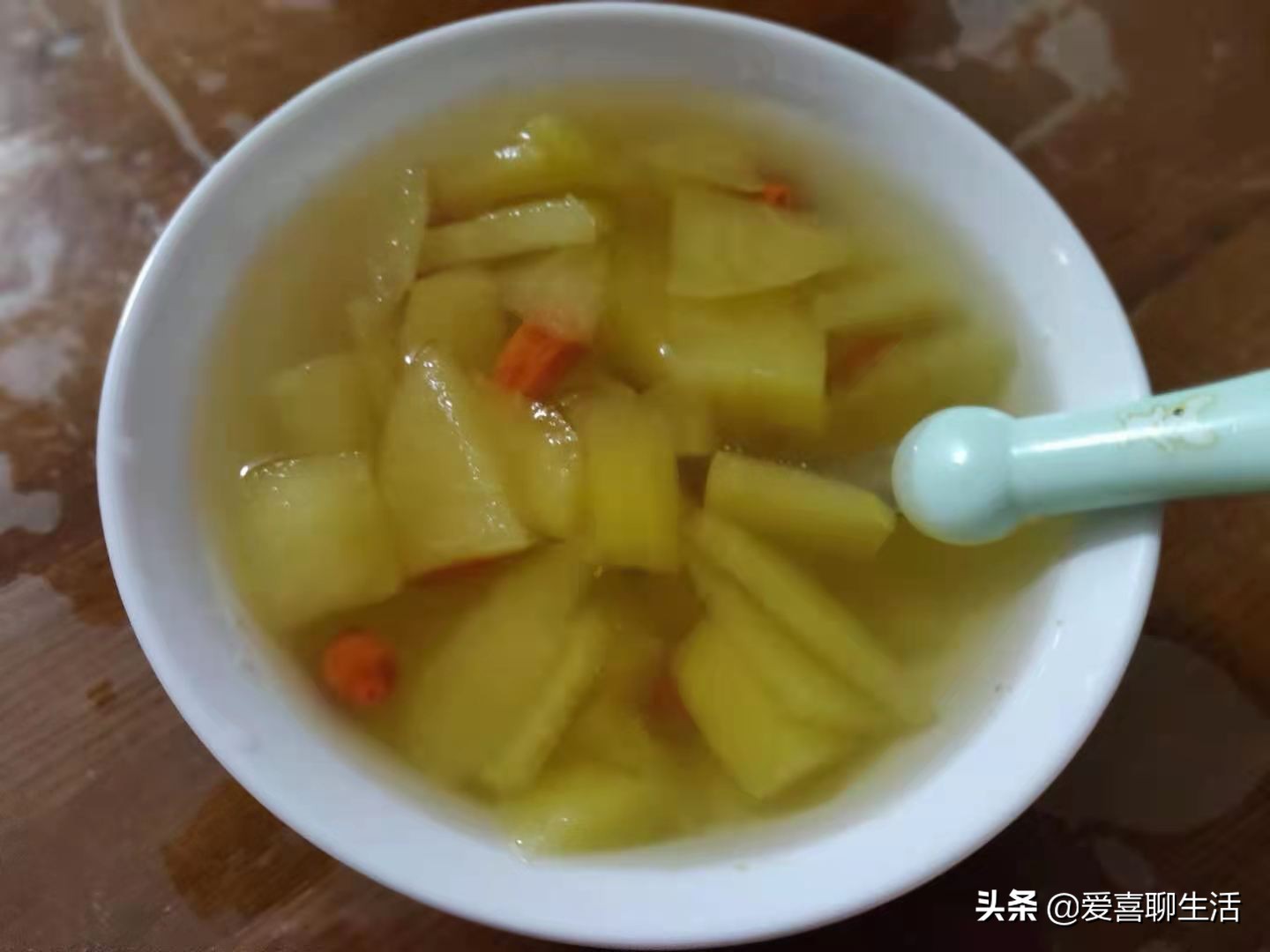 苹果水怎么煮（3个步骤学会做养生苹果水）