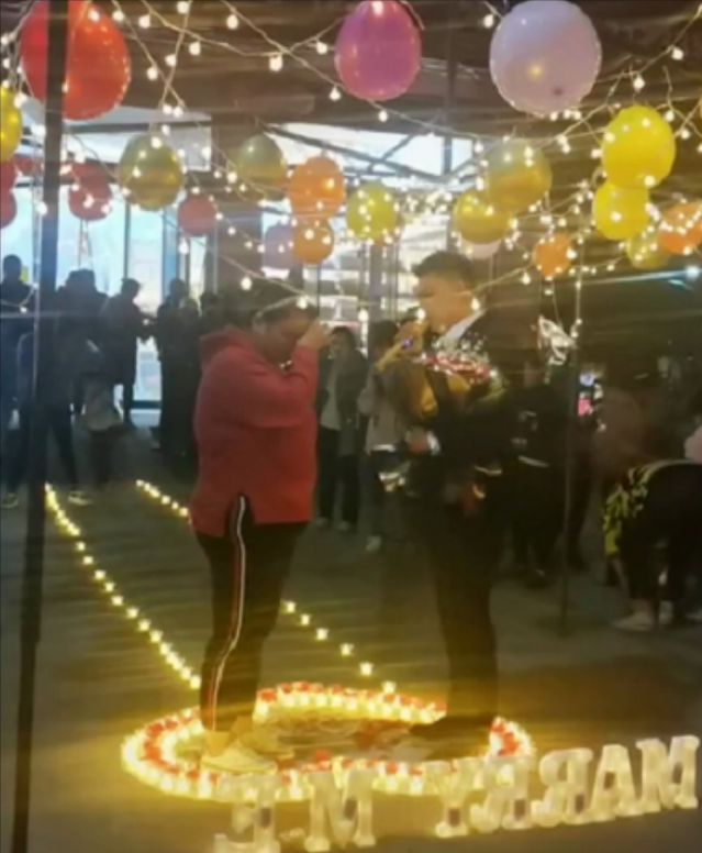 帅小伙街头求婚胖女孩，围观女生羡慕：我到底差在哪里？