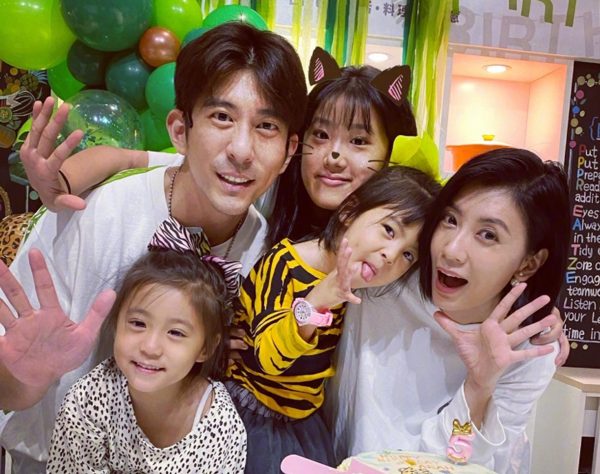 贾静雯晒三个女儿,咘咘最美,波妞女汉子,16岁梧桐妹打扮显成熟