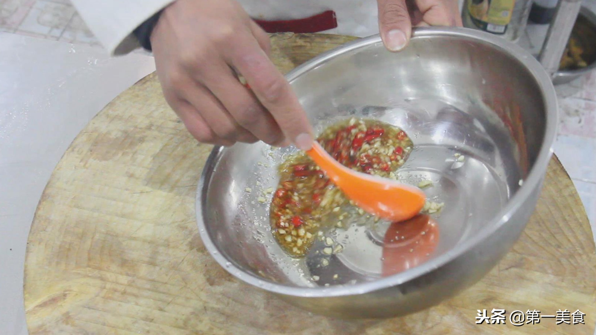 涼拌苦瓜怎麼做不苦竅門(飯店的苦瓜怎樣拌的清脆不苦色澤翠綠？廚師長分享一招，太實用了)