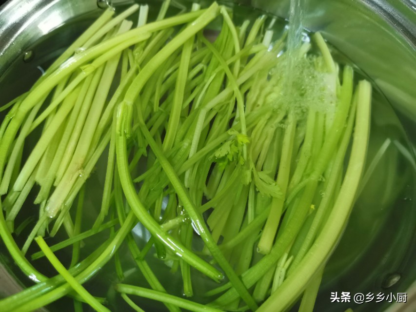 冬天吃这个正当时，芝麻叶绿豆糊涂杂面，一次吃两碗，拿肉都不换