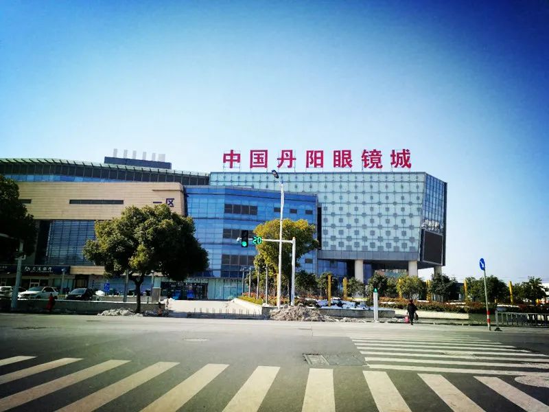 毛利率超90%，成本6块却卖成百上千，“镜片第一股”暴露了哪些行业秘密？