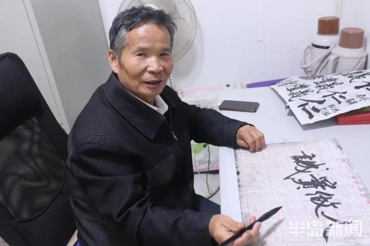 青大有个“宝藏门卫大爷”：62岁每天在保安室练字，上门求字的学生络绎不绝……