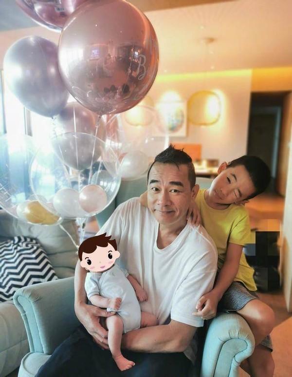 应采儿罕晒次子视频，HoHo举着红旗一路小跑，露小乳牙萌态尽显