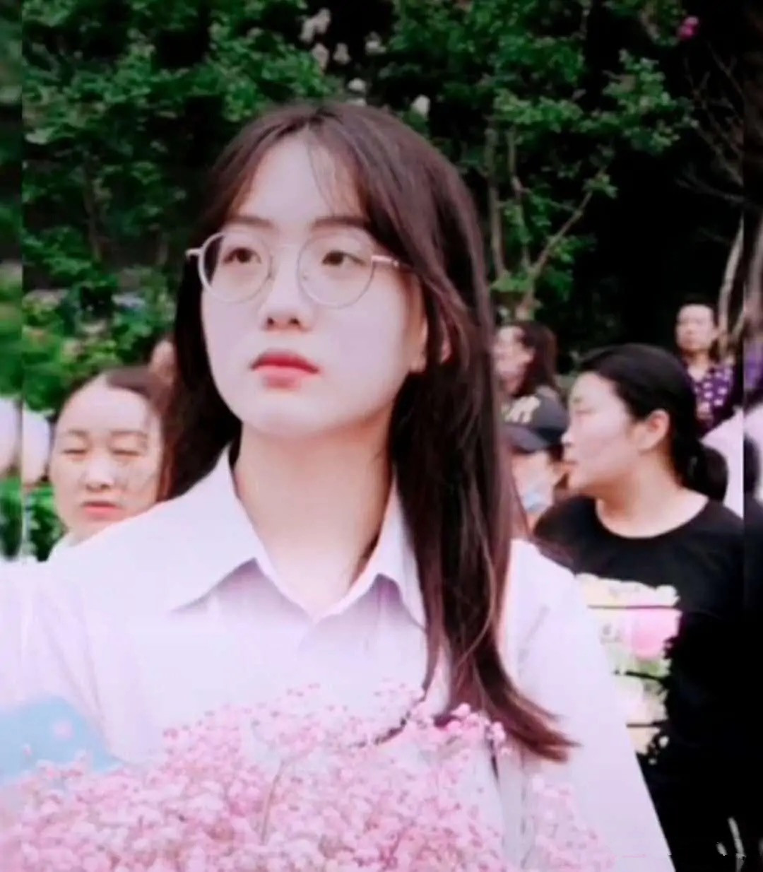 高考送花女孩：长得太好看引关注，一夜涨粉百万却不为所动