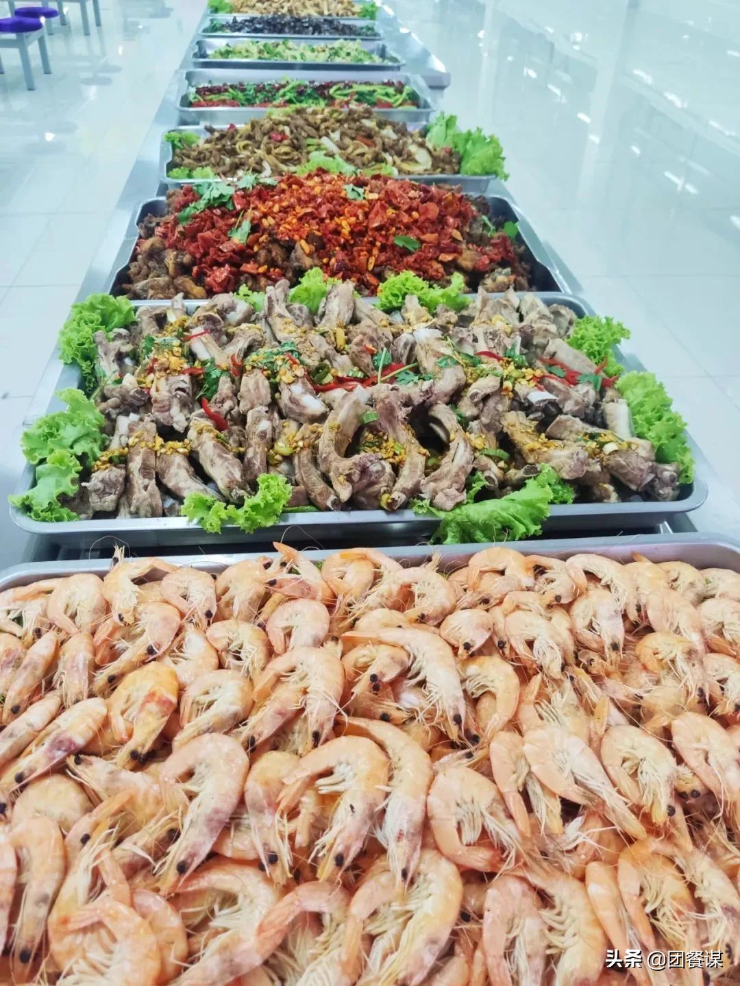 全网最帅厨师长、霸气菜、全鱼宴……高考“加油餐”实力爆表