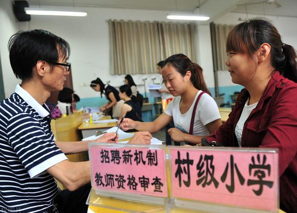 教师招聘男考生“4分”进复审，官方回应难以服众：因为男老师少
