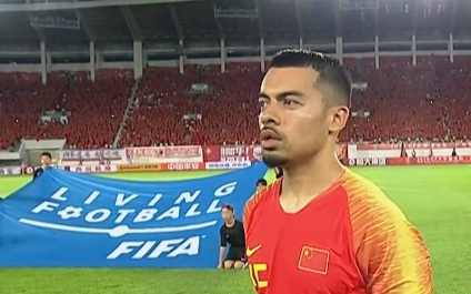 中国在卡塔尔世界杯入场奏国歌(中国足球历史性时刻！李可身披国足球衣唱国歌 目光坚定 演唱流利)