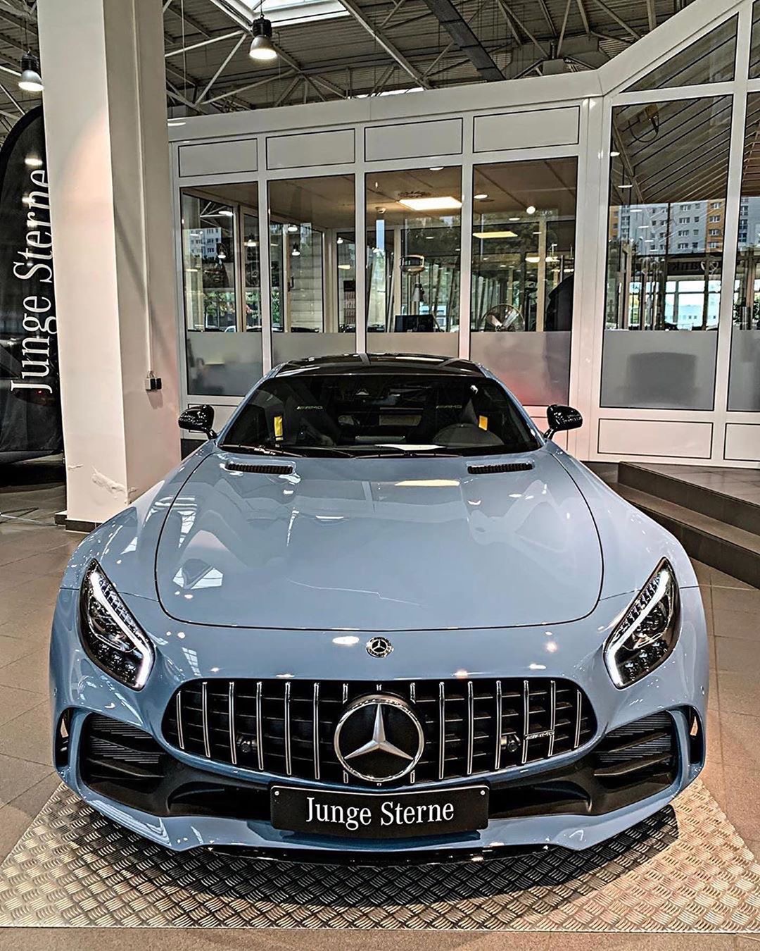 奔驰AMG GT R实拍，售价212.88万，对标Panamera Turbo，喜欢么？