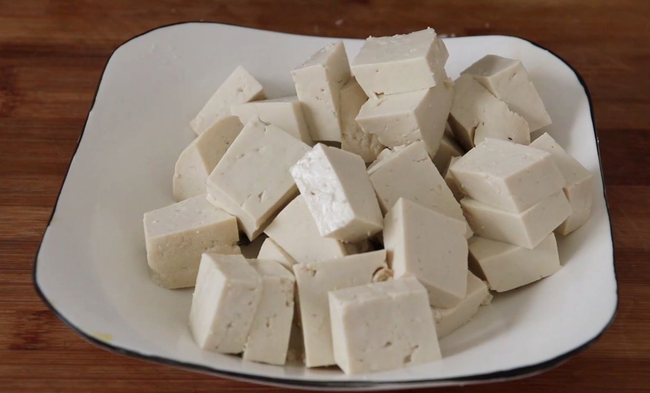 正宗麻婆豆腐家常做法，讲解详细，豆腐嫩而不碎，做法超简单