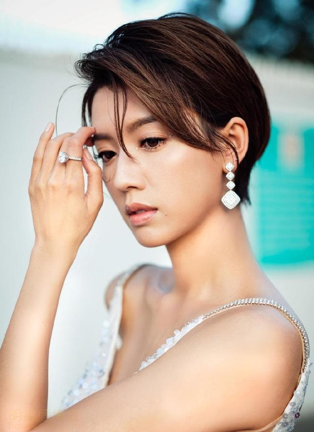 她被誉为“TVB发电机”，曾被开价200万一晚，入行7年传15段绯闻