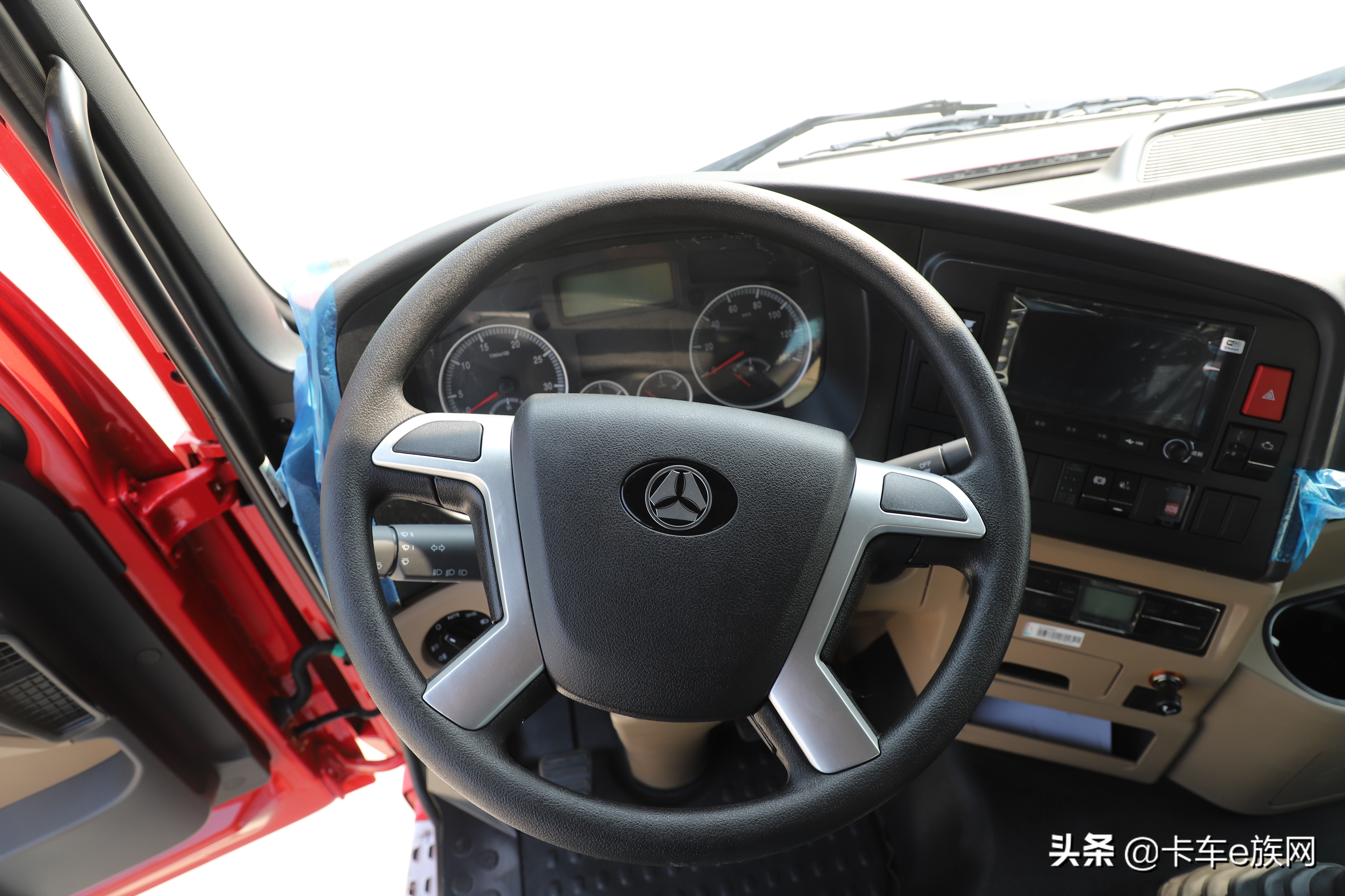 国六牵引车一样不烧尿素,中国重汽豪瀚LNG 6×4牵引车深度评测