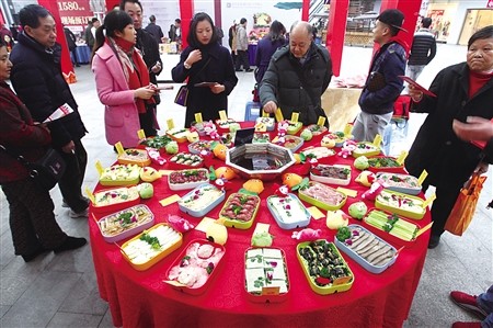 女儿高考估分649，父母听后大摆宴席，成绩公布后亲戚直呼退钱