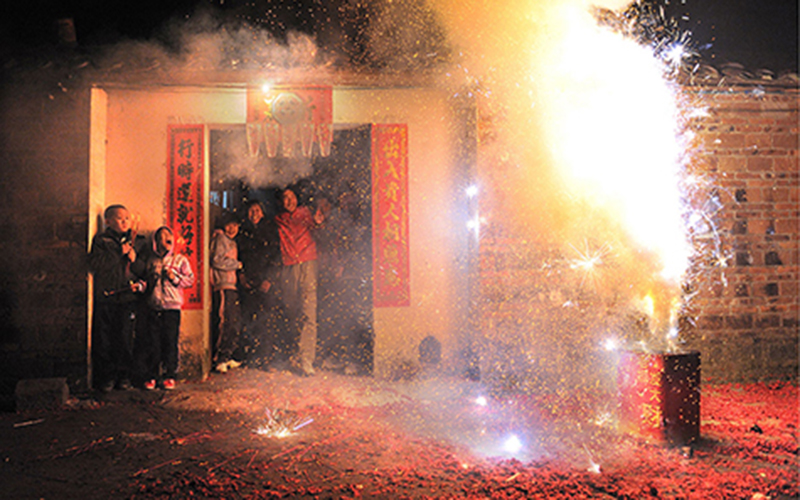 中国人放鞭炮的历史变迁，你知道最初的爆竹是怎么玩的吗？