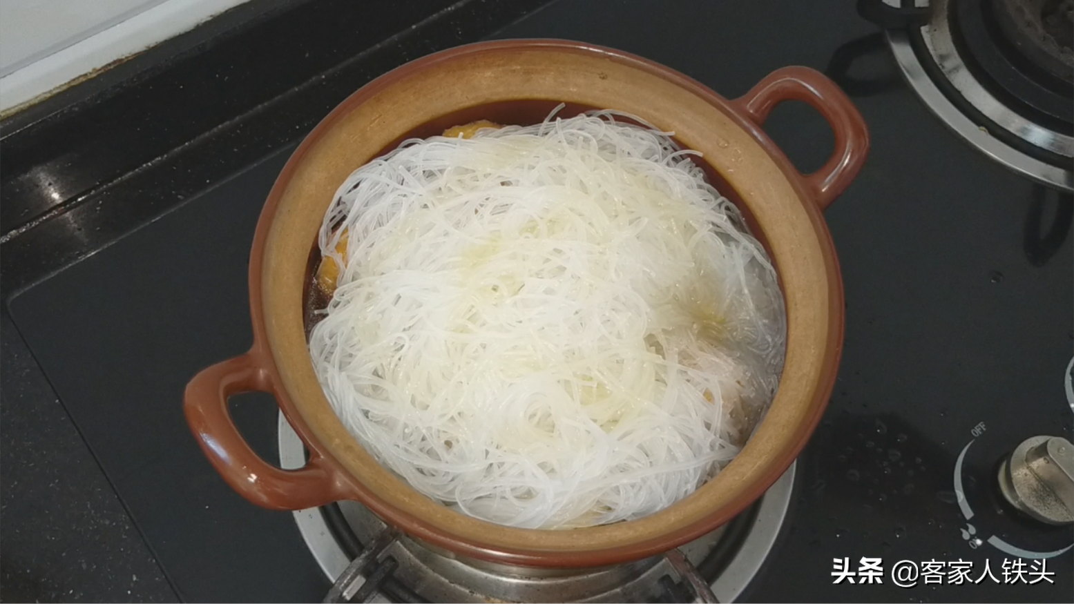 白菜炖粉条这样做吃着才香，出锅味美解馋，吃一口，饭都不想吃了