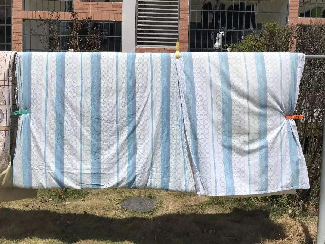 混合纤维织物的被子建议放在阴凉处悬挂通风即可,避免暴晒在太阳光下