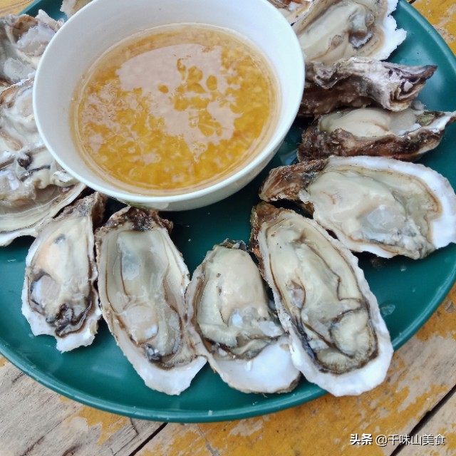 生蚝3秒打开的方法，工具很重要，蒜蓉蒸生蚝，这样做才过瘾