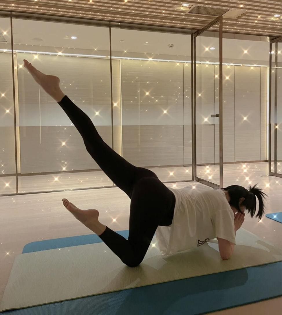 奚梦瑶孕晚期仍坚持工作，自曝怀孕后变肿，卸妆后素颜皮肤白嫩