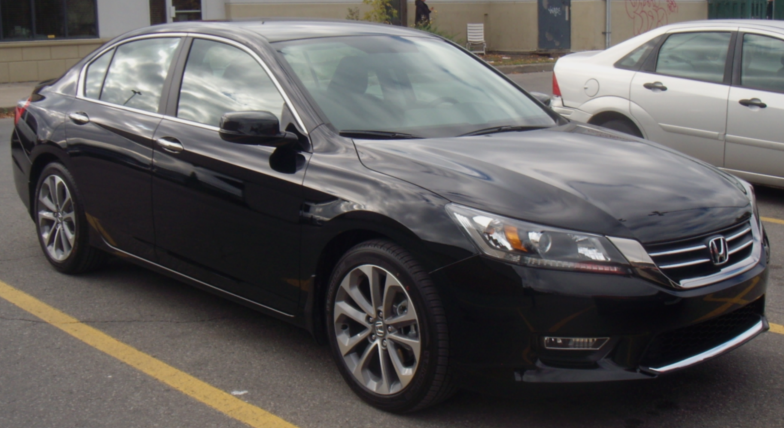 国产第九代本田雅阁于2013年9月12日在上海上市第十代雅阁第十代