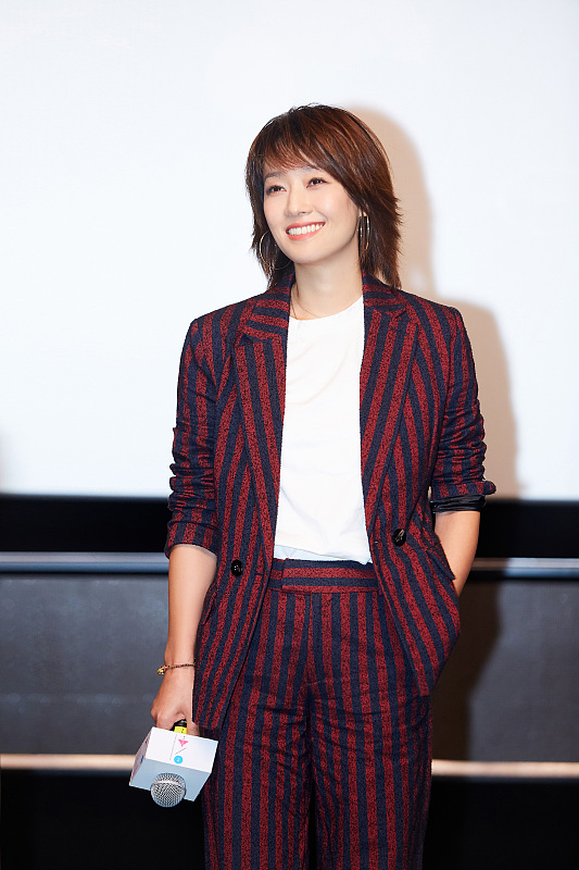 马伊琍太有"都市女强人"的感觉了,短发配挺阔风衣,看着挺干练