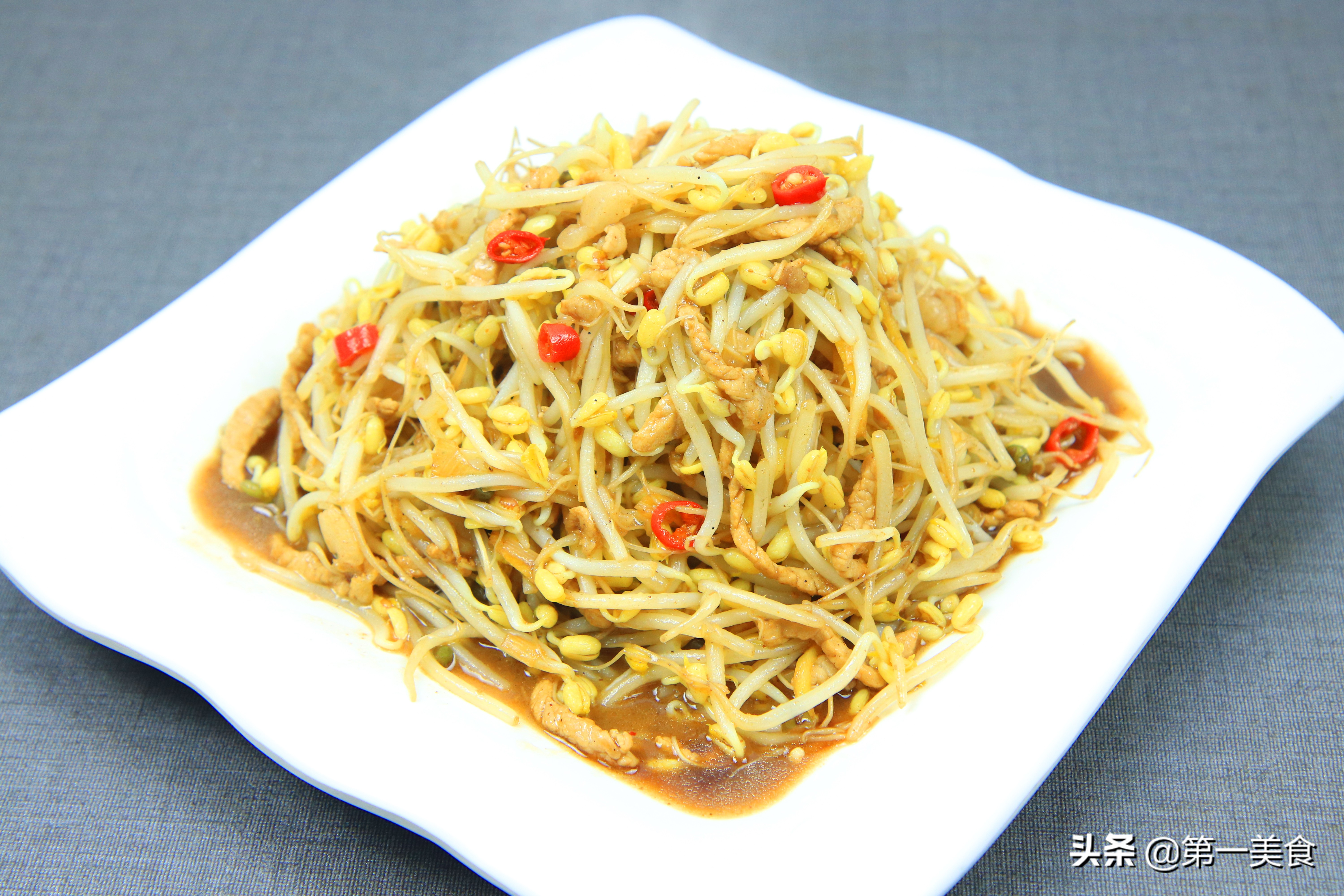 今天为大家分享一道家常小炒菜"绿豆芽炒肉丝"的做法,绿豆芽,即绿豆的