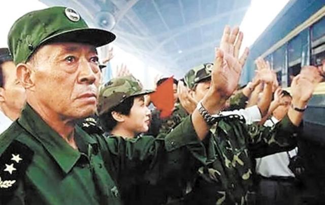 98年抗洪有多悲壮？解放军用身体堵大堤决口，高喊“人在，堤在”