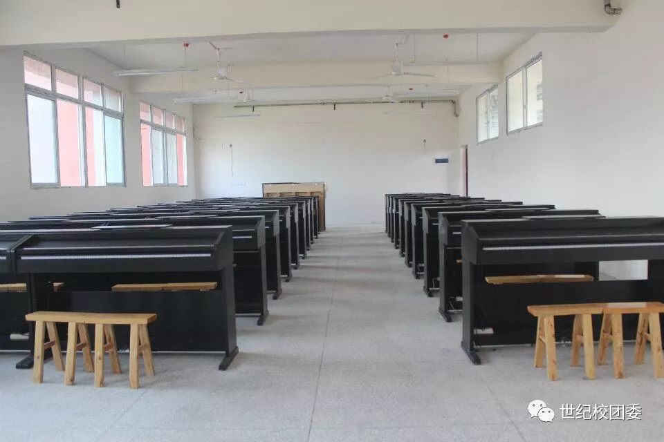 广安市世纪职业技术学校的刘萌怡同学以中职类全省第一名考入高校