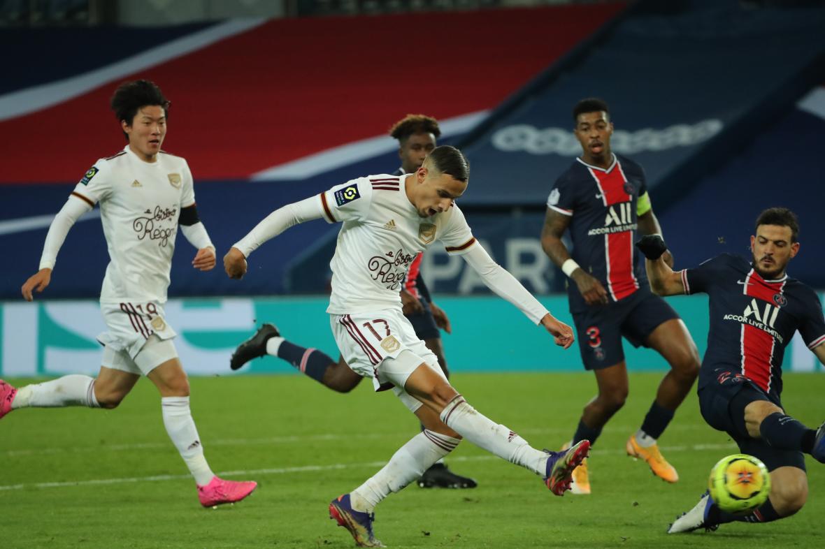中国对韩国足球(「寻梦欧罗巴」黄义助复出险破门，白昇浩赛季初首发迎大胜