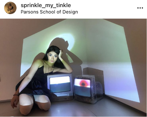 Inghan儿子用四个婴儿走出街道，妇女在街上吸烟。