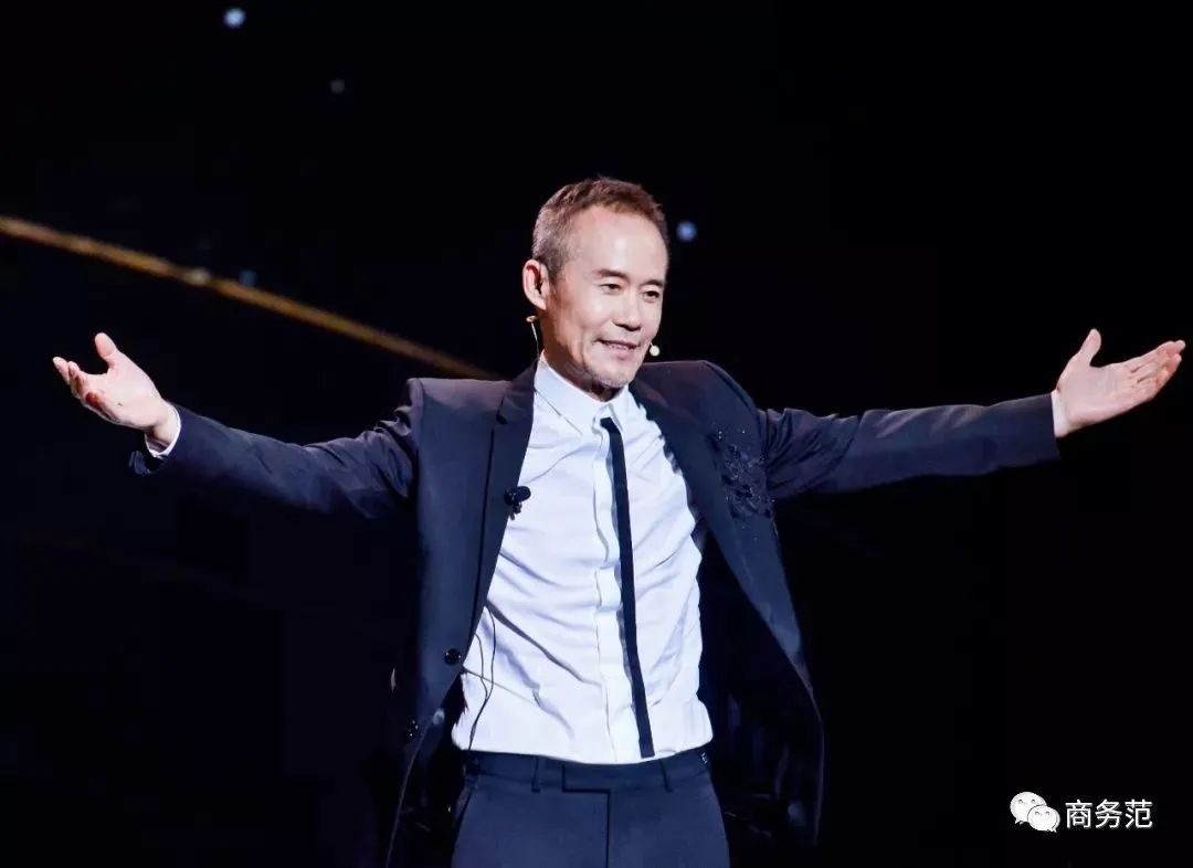 马斯克穿纪梵希变时髦，中年男富豪都爱穿什么牌子？