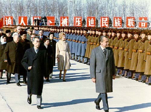 当尼克松访问中国时，他使用总理总理学习技巧。回来后，他烧了几乎白宫。