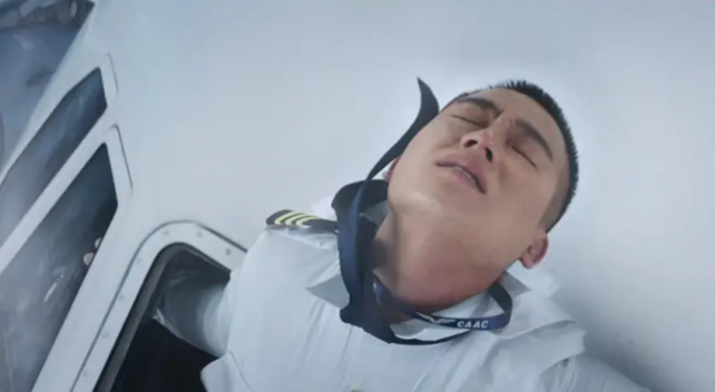 乘务长毕男(袁泉饰演):毕男是飞行经验丰富的乘务长,在飞机异常颠簸