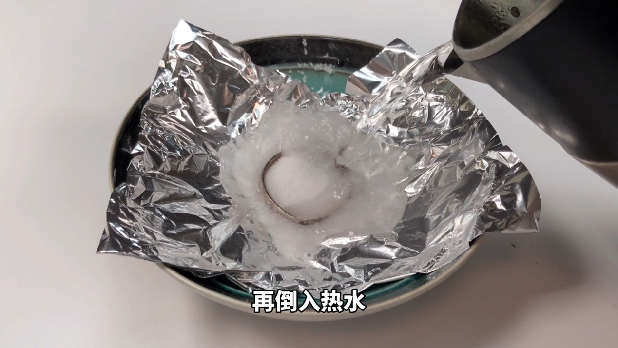 纯银变黑怎么洗白(银首饰发黑别再用牙膏洗了，一个简单方法，用它泡一泡明亮如新)