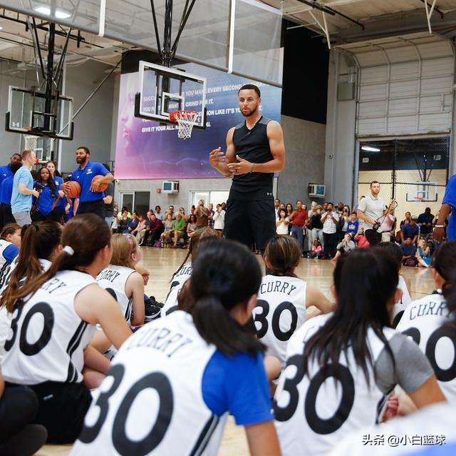 高中生篮球能暴扣么（2021届全美第六高中生火了！背后运球戏耍库里，大步流星完成暴扣）
