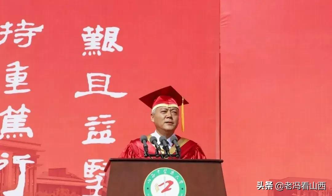 山西中医药大学2021年毕业典礼暨学位授予仪式在杏林体育场举行