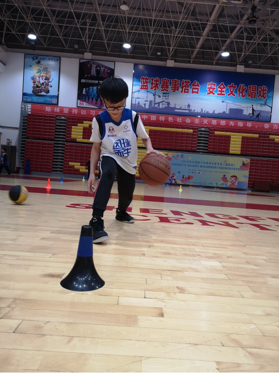 郴州学篮球到哪里好（青少年“体育·新时代”郴州勇胜阳光青少年篮球俱乐部夏令营站）