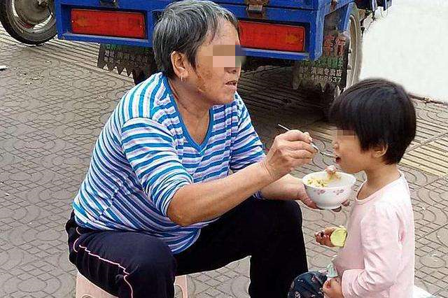 宝妈因出差把孩子送去奶奶家，一个月后接孩子，宝妈差点认不出