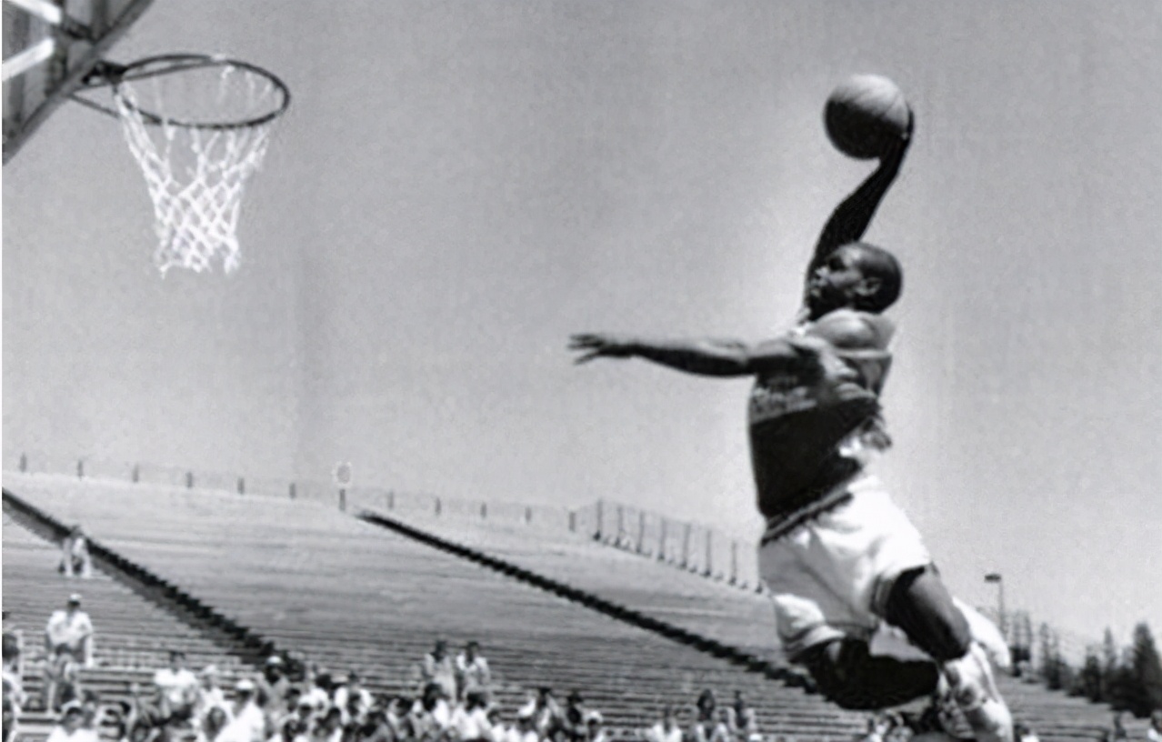 篮球场篮板多高（乔丹在这些人面前，也不敢自称“飞人”？1米88传说能摸篮板上沿）