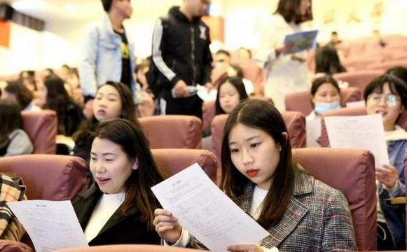 大学生临近毕业时，“三方协议”不要随意签，可能会影响以后就业