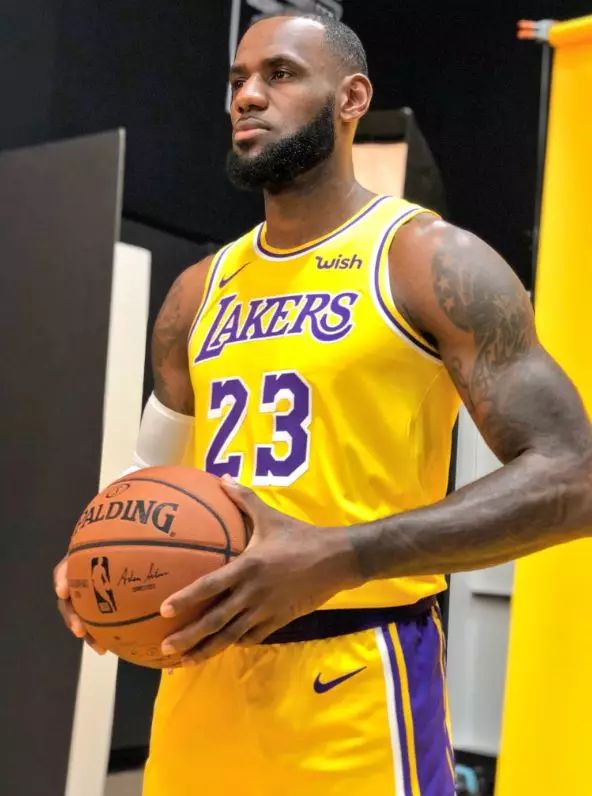 詹姆斯图片高清壁纸霸气(「湖蜜请查收」詹姆斯湖人高清炫酷壁纸66张!