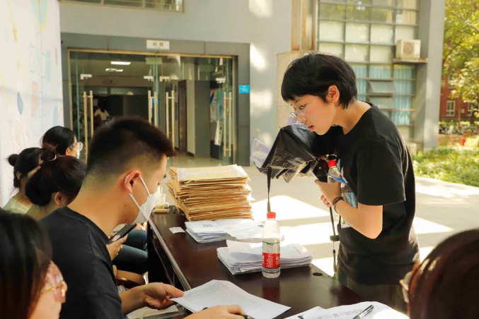 现场直击！华中师范大学开学了，5000余名新生报到，党委书记帮忙搬行李！